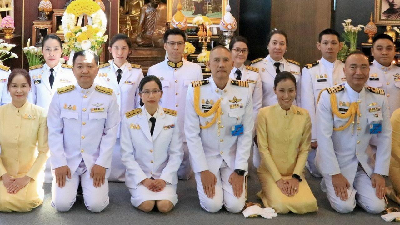 Remembrance Rally - Achari Sriratanapol, Ambassador to Canberra, Australia, led civil servants and their spouses to join in the offering of merit in honor of King Rama IX in 