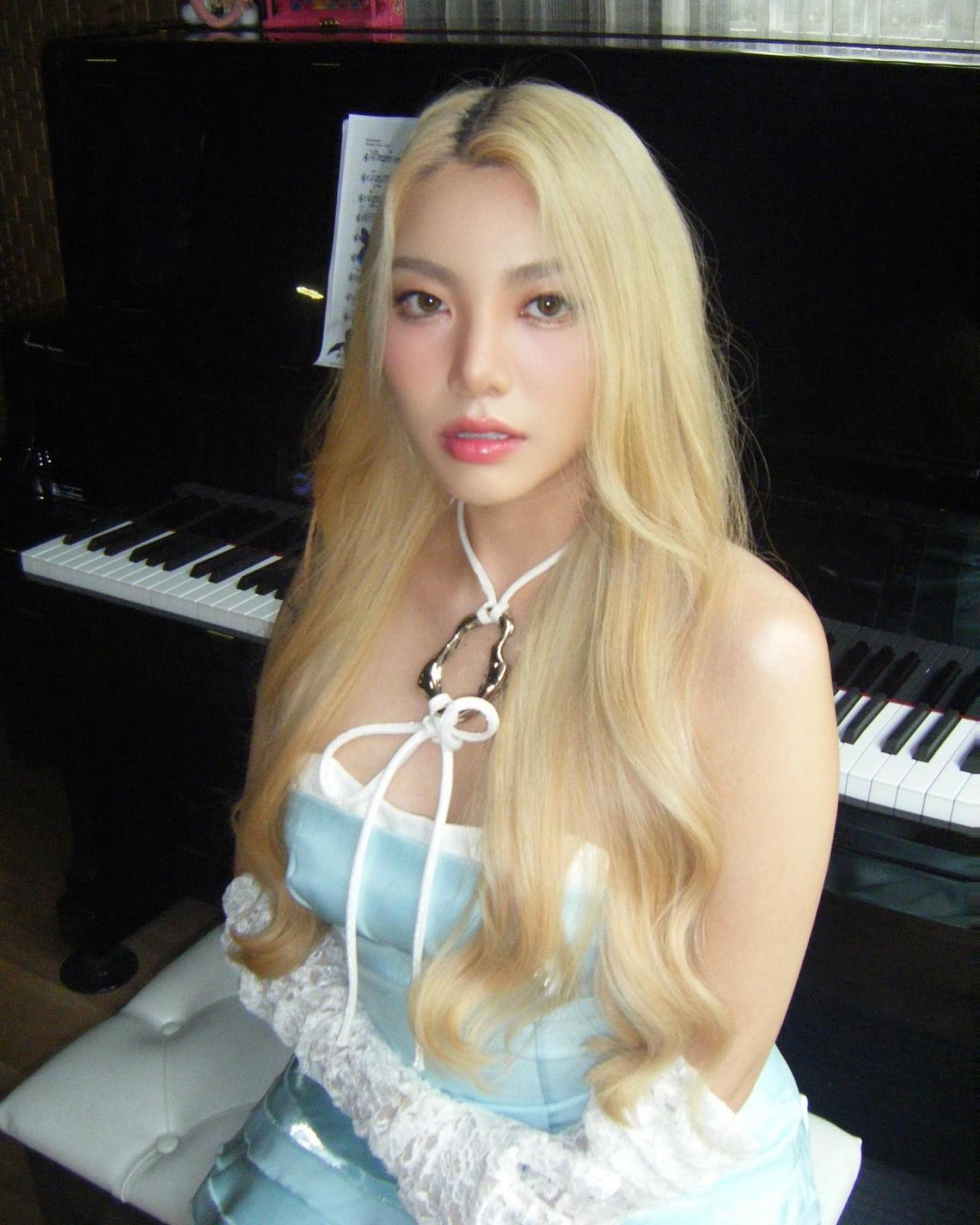 泰国女歌手录制新专辑发生意外事故表示：永不放弃！