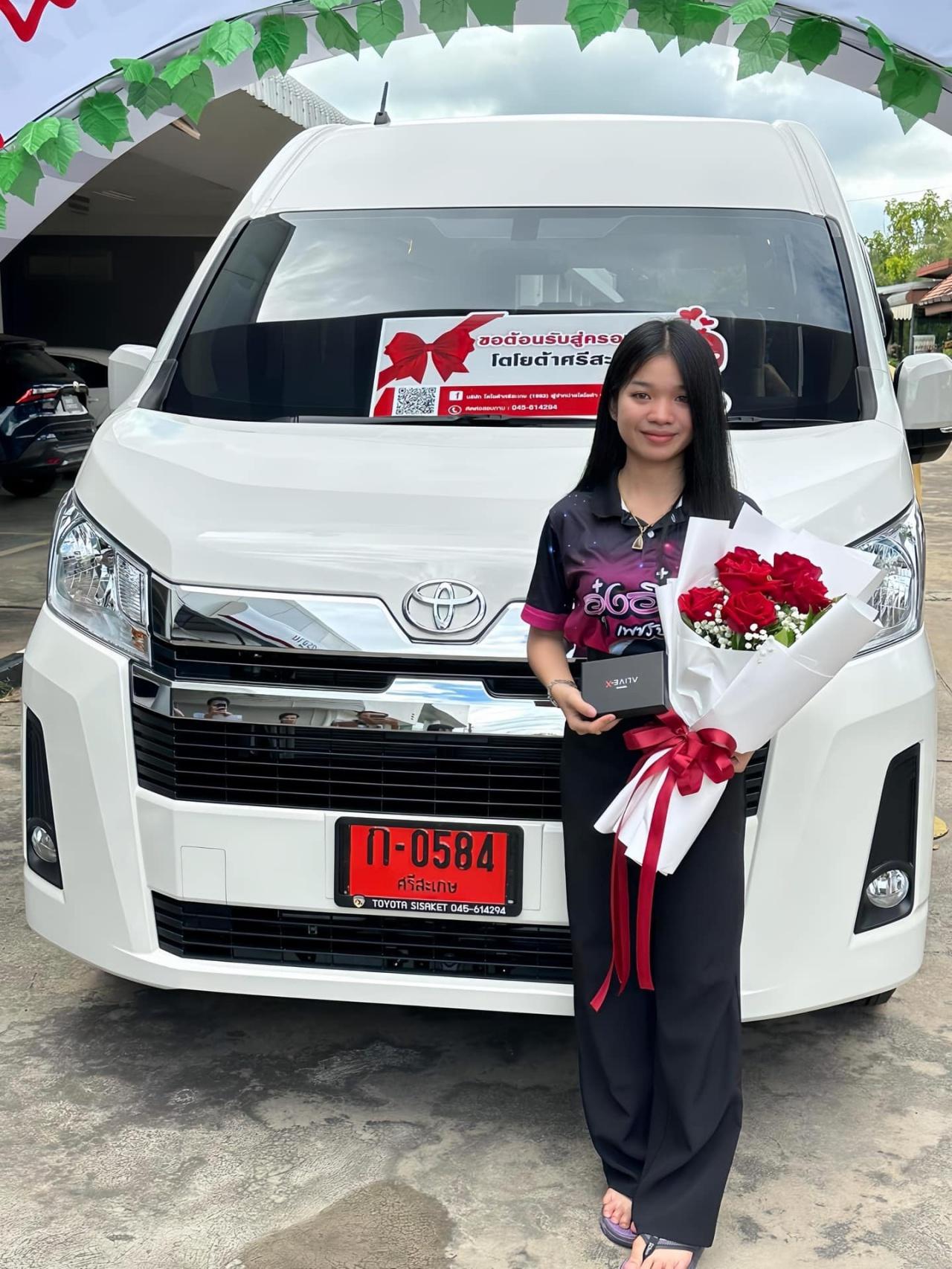 泰国年轻女歌手购买新车，粉丝纷纷送来祝福！