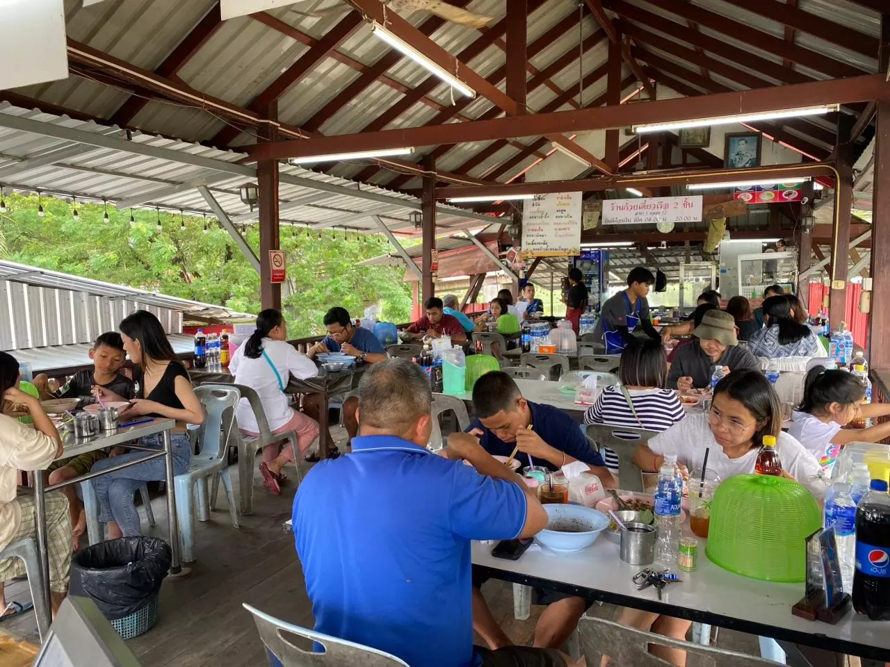 แฟนคลับแห่ลองกินก๋วยเตี๋ยวเรือเจ้าดัง หลังออกรายการสรยุทธฯ ทำให้ "แบมแบม" ลองทาน