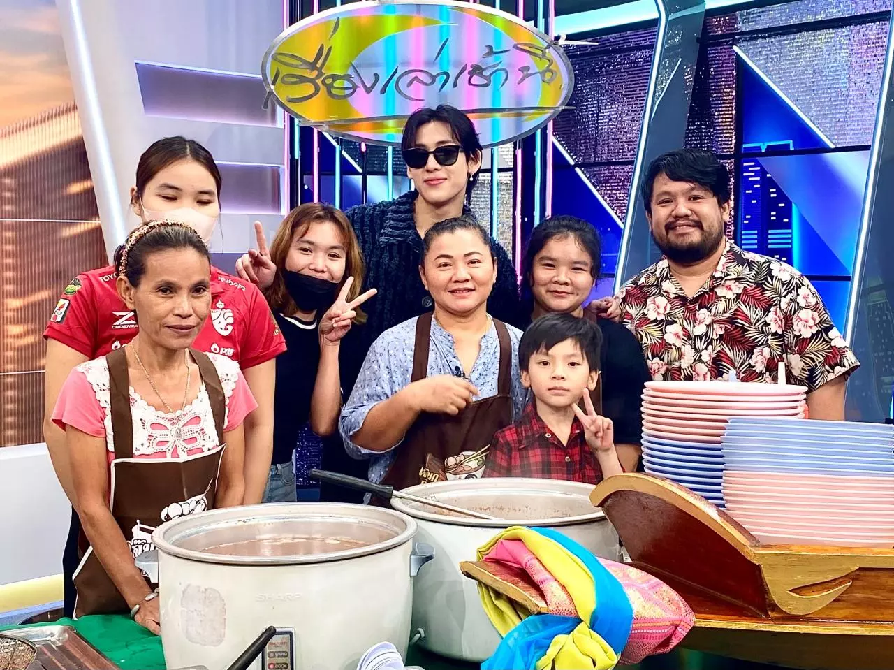 แฟนคลับแห่ลองกินก๋วยเตี๋ยวเรือเจ้าดัง หลังออกรายการสรยุทธฯ ทำให้ "แบมแบม" ลองทาน
