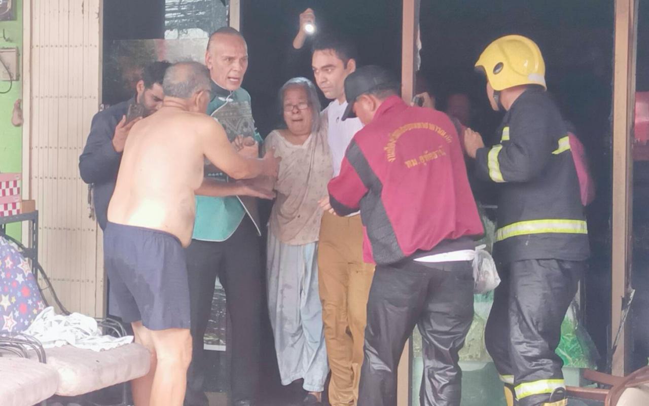 乌泰他尼府三层建筑起火，查达和侄子冒险救出74岁老妇