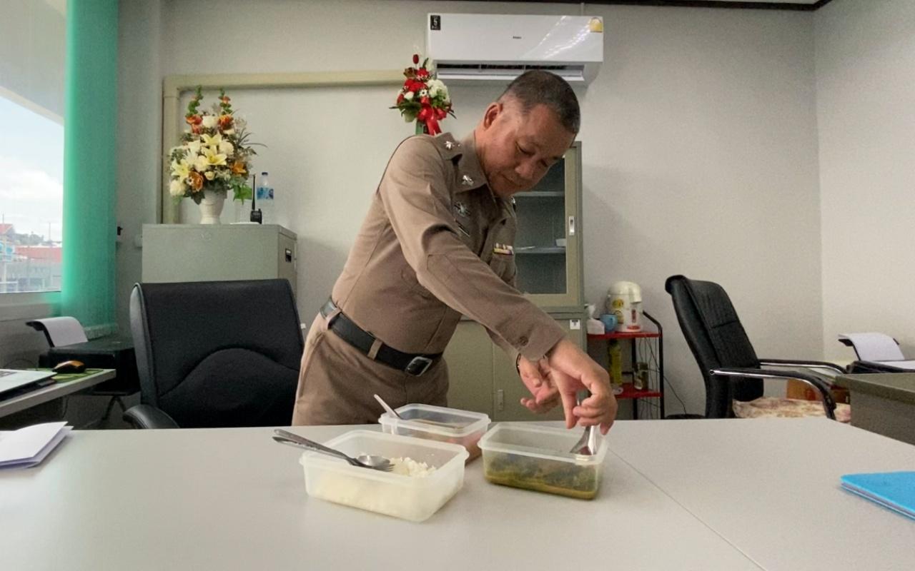 甲米府警局副局长上班带饭：节约就餐时间全身心投入工作。