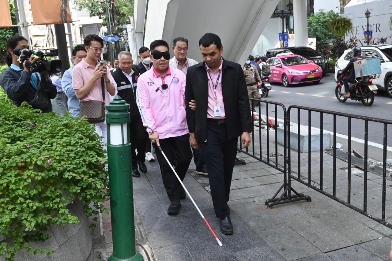 泰国社会发展与公民安全部长蒙住眼睛，感受残疾人艰难的生活