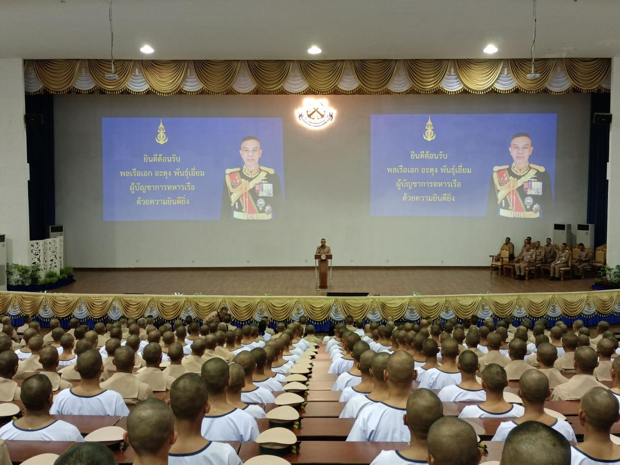 泰国皇家海军总司令在春蓬学校和新士兵训练中心给学生授课
