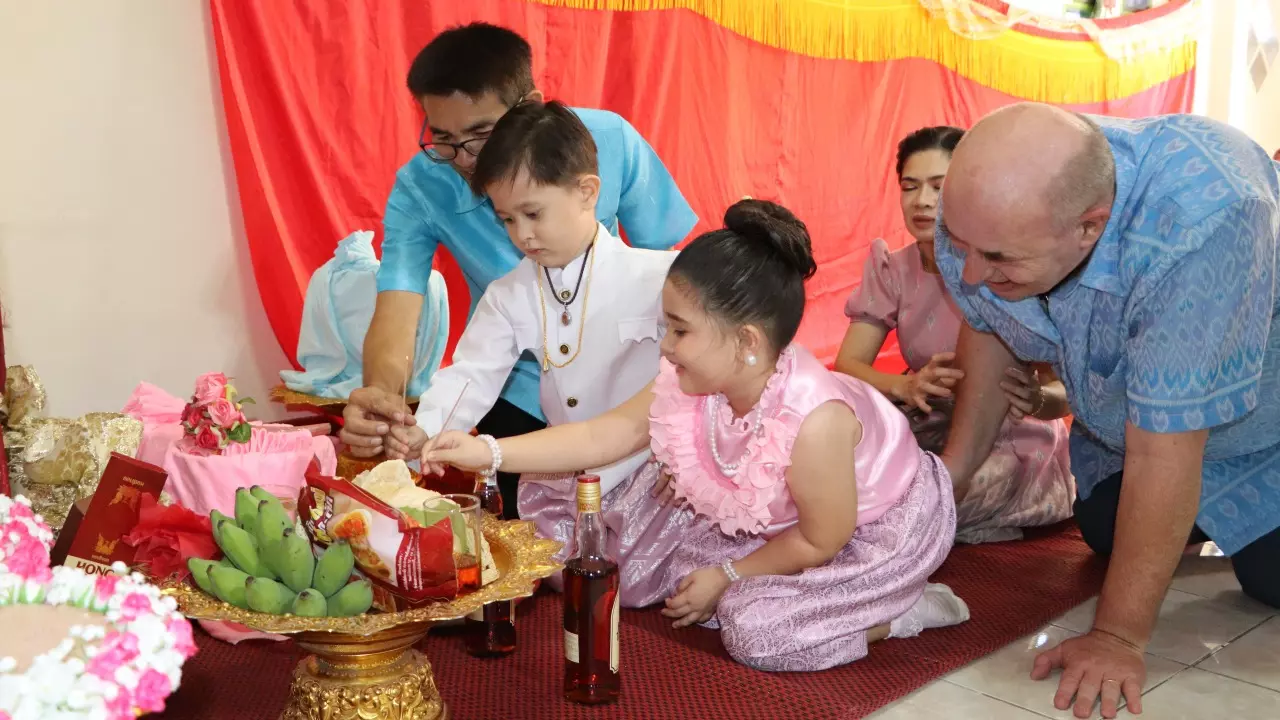 พ่อชาวเนเธอร์แลนด์ จัดงานแต่งให้ลูกแฝด "ชาย-หญิง ตามความเชื่อแบบไทย