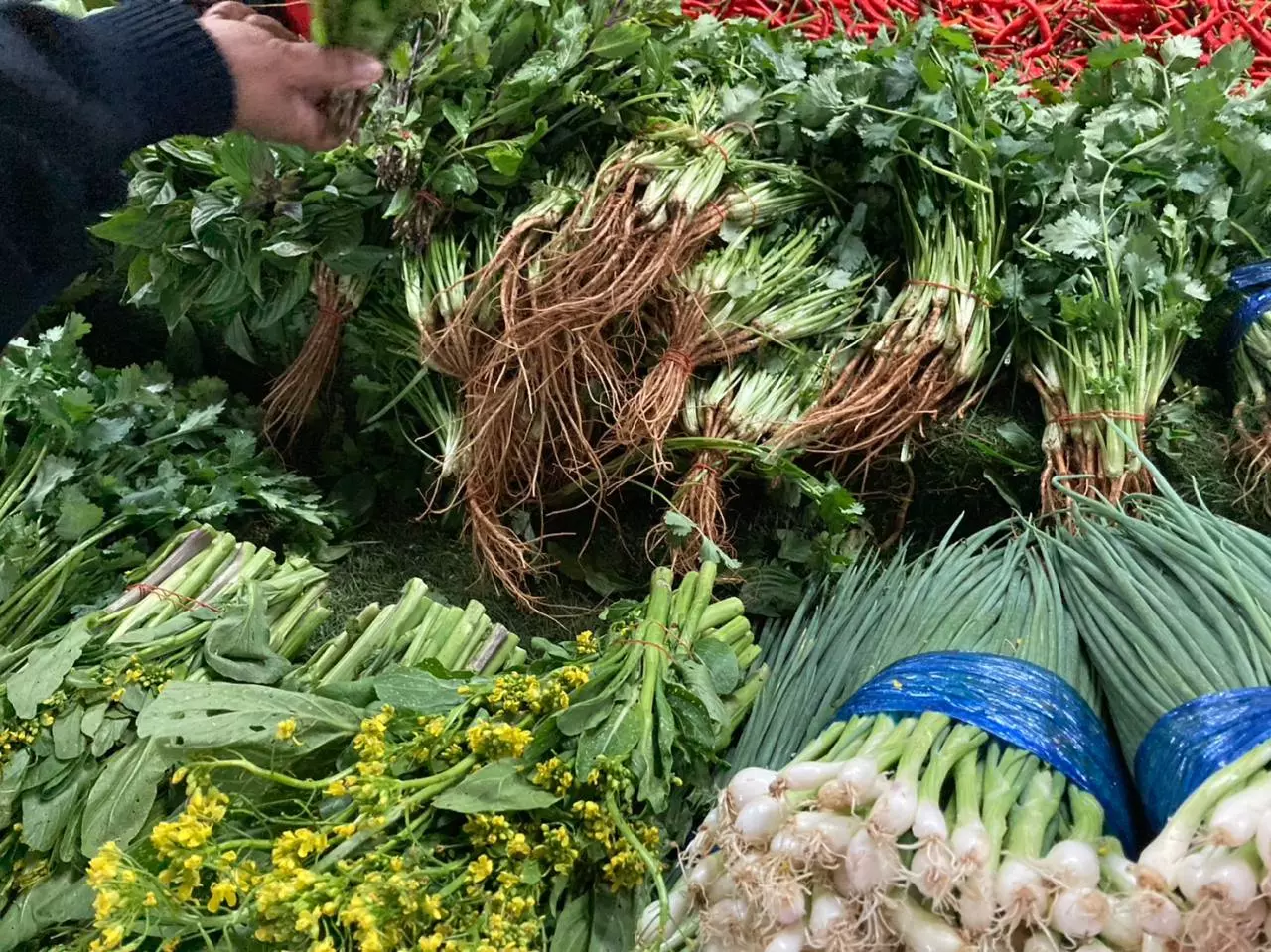 เช็กราคาผักตลาดโคราช อากาศหนาวทำผักแพง เพราะโตช้าเป็นโรคทำให้ผลผลิตออกน้อย