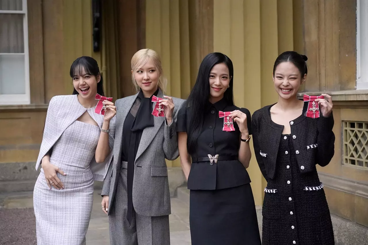 คิงชาร์ลส์ที่ 3 พระราชทานเครื่องราชฯ ชั้น MBE แก่ 4 สาว BLACKPINK