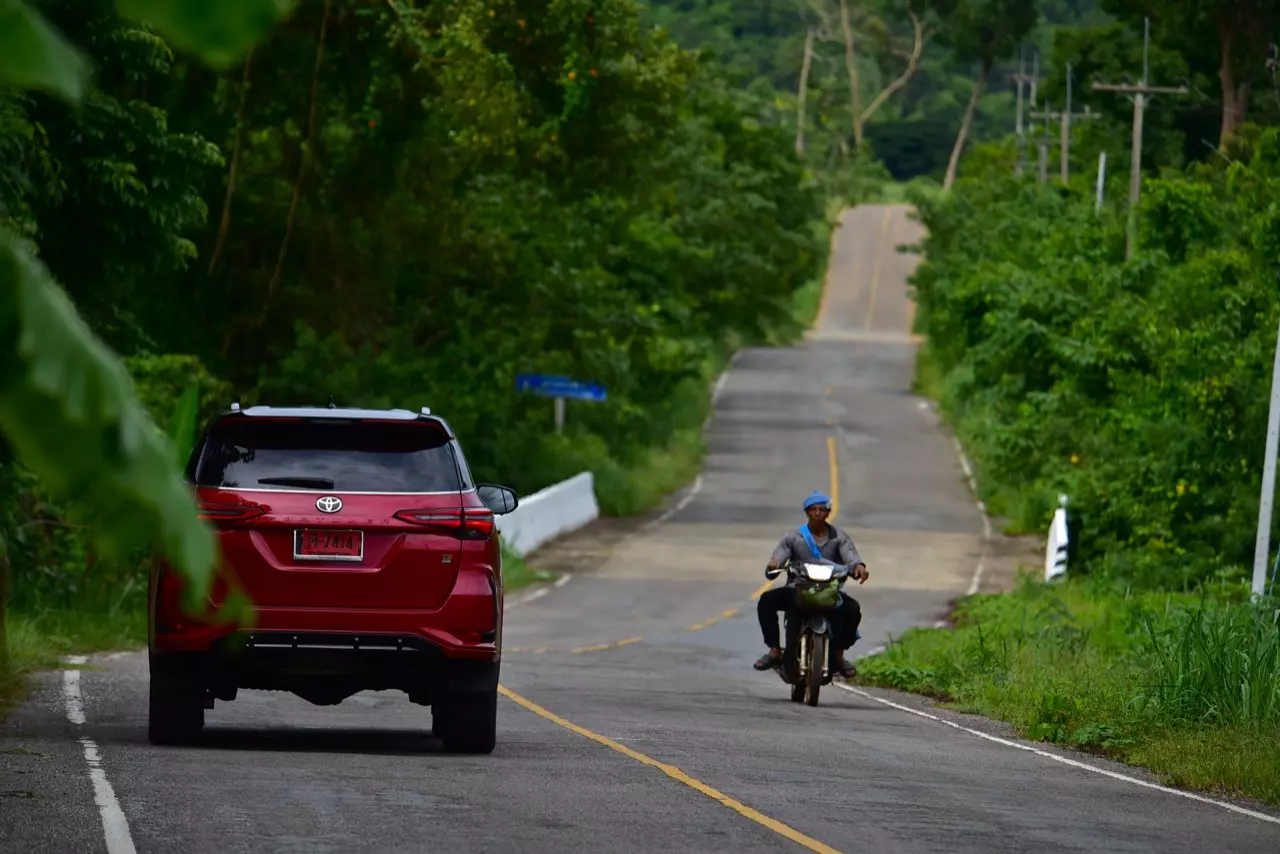 วิธีขับรถเกียร์ออโต้บนเส้นทางภูเขาลาดชัน ขับยังไงให้รอดปลอดภัย?