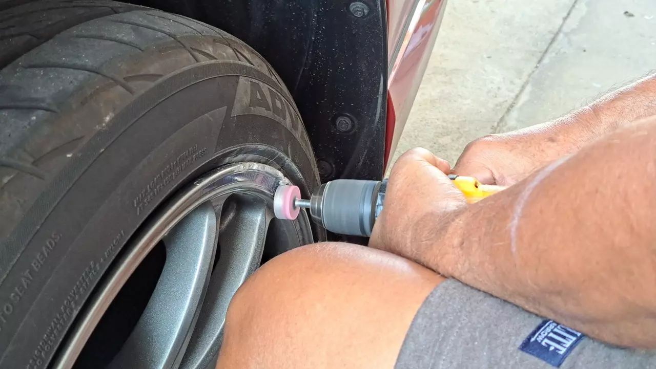 ซ่อมรอยครูดล้อแม็กซ์ ถ้าอยากประหยัด ทำเองได้