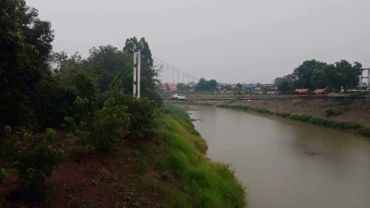 สุดเสียว สาวขับเก๋งตาม GPS ข้ามสะพานไม้ลวดสลิง หวิดตกแม่น้ำยม