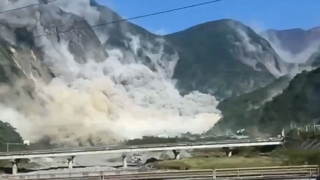 A violent landslide occurred from a mountain in Hualien City.  On the east coast of Taiwan after a 7.4 magnitude earthquake occurred on the morning of April 3, 2024