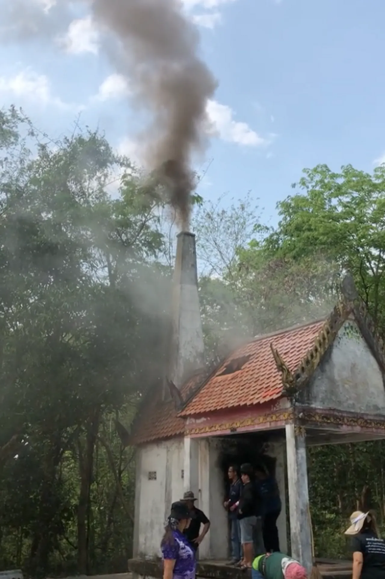 อาถรรพณ์เมรุเก่า ปล่องร้าว เตาแตก ควันท่วม สัปเหร่อยังร้องขอชีวิต