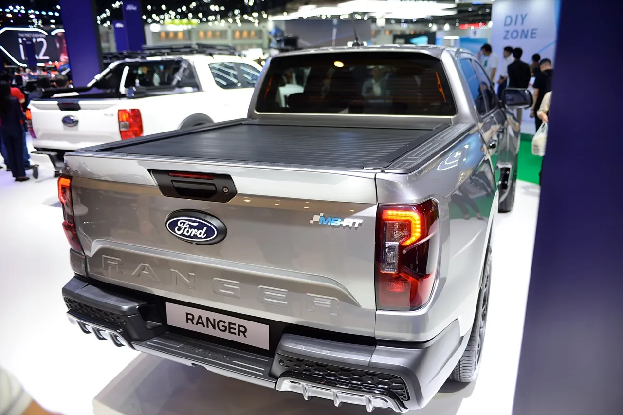 ดับซ่าเตี้ยหน้าหล่อ มาเงียบๆ จอดเสียบหลังบูธ Ford Ranger MS-RT ตัวเตี้ย ...