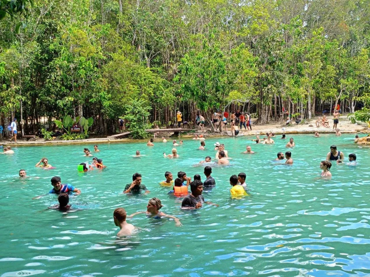 อากาศร้อน นทท.แห่เที่ยวกระบี่ แช่น้ำ "สระมรกต" สุดฮิต คาดทะลุ 1,000 คนต่อวัน