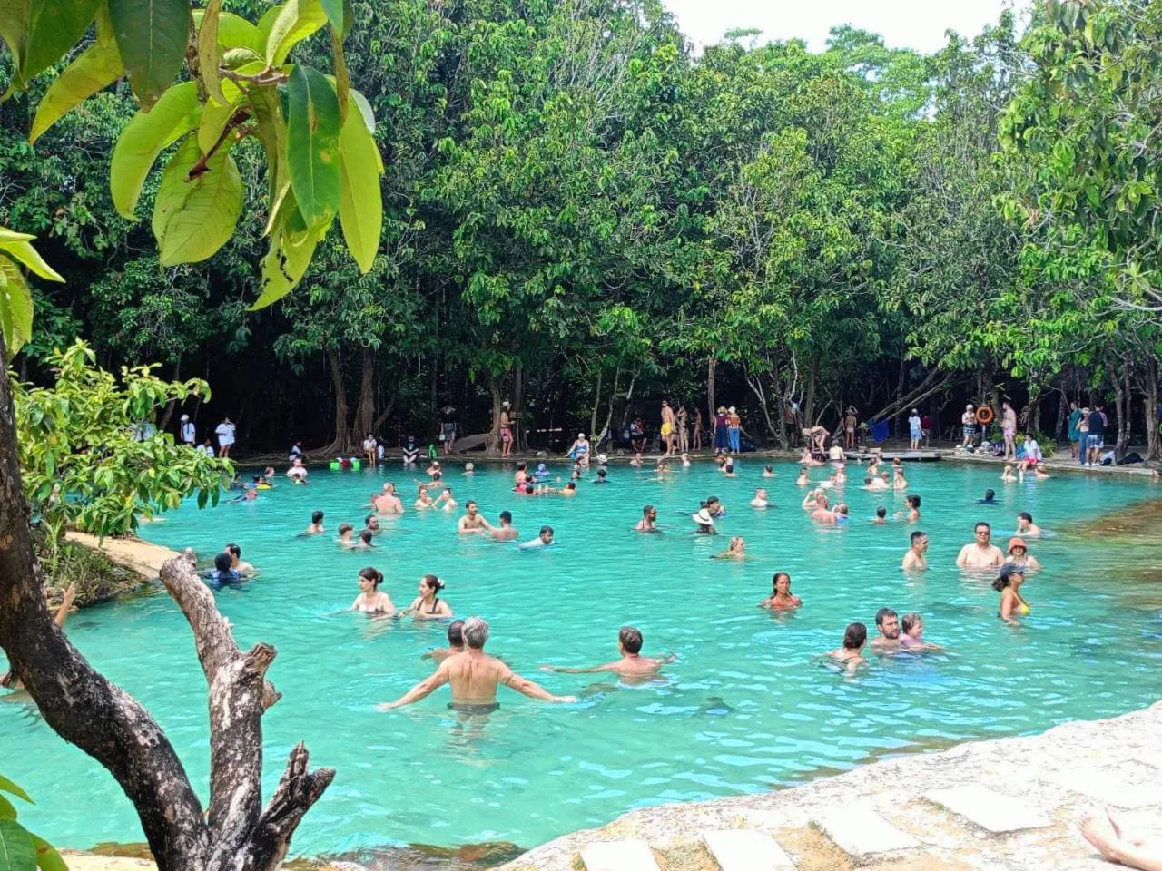 อากาศร้อน นทท.แห่เที่ยวกระบี่ แช่น้ำ "สระมรกต" สุดฮิต คาดทะลุ 1,000 คนต่อวัน
