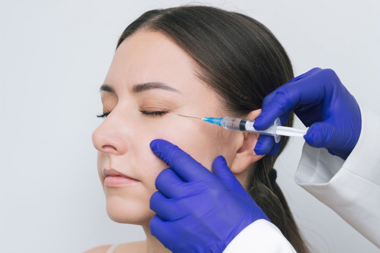 Botox injections to lift the outer corner of the eye can solve the problem of ptosis for those who suffer from mild ptosis (Image from iStock).