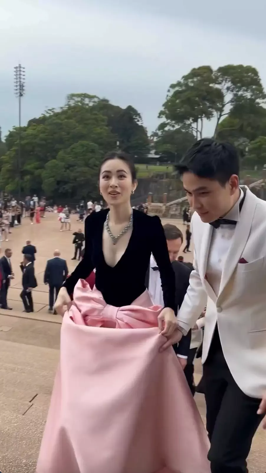 ปอย ตรีชฎา ร่วมงานระดับโลก สามีดูแลดีประดุจเจ้าหญิงจนน่าอิจฉา (คลิป) 