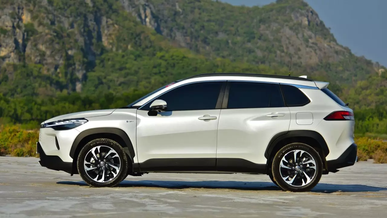 หน้าไม่บึ้ง ตัวตึงสายประหยัด ลองขับ TOYOTA COROLLA CROSS รุ่นปรับโฉม 2024 ของดีที่รอคอย