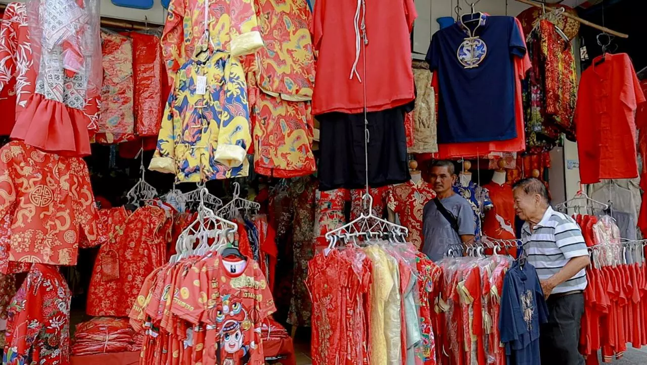 ร้านขายเสื้อจีนเริ่มคึกคัก ชุดกี่เพ้า เสื้อลายมังกรขายดี รับตรุษจีนปากน้ำโพ 67