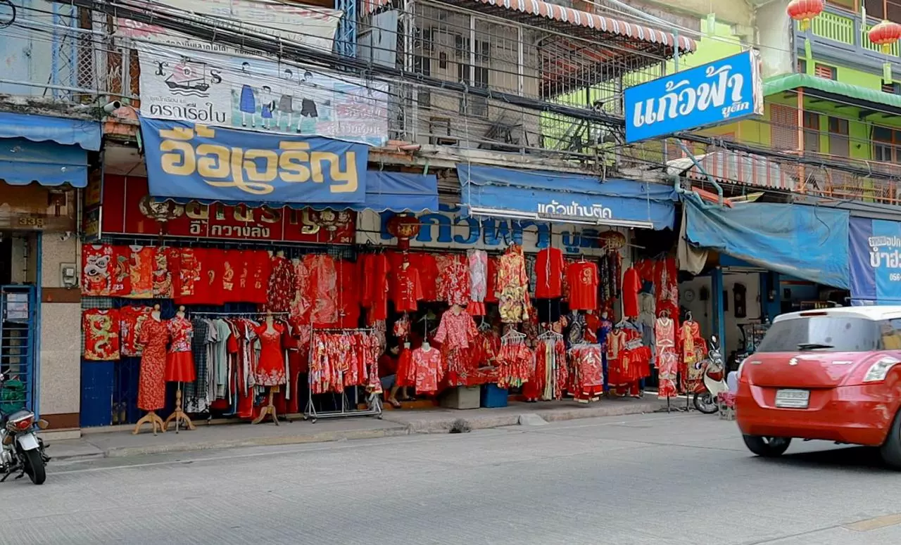 ร้านขายเสื้อจีนเริ่มคึกคัก ชุดกี่เพ้า เสื้อลายมังกรขายดี รับตรุษจีนปากน้ำโพ 67