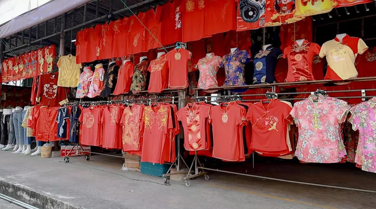 ร้านขายเสื้อจีนเริ่มคึกคัก ชุดกี่เพ้า เสื้อลายมังกรขายดี รับตรุษจีนปากน้ำโพ 67