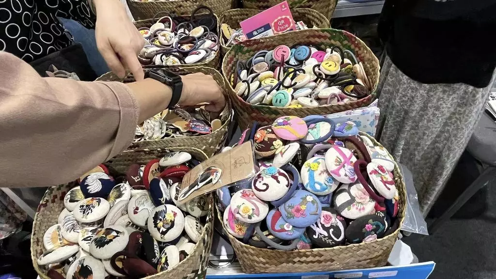 'Lava Laweng' หัตถศิลป์เลียนธรรมชาติ ของดีพลังหญิงเมืองนราธิวาส