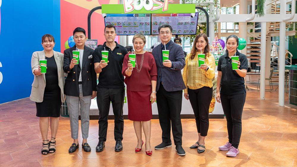 น่าดื่มมาก  -  ภัทรพร เพ็ญประพัฒน์ และ ฌอน สเตอร์เจสส์ จัดงานเปิด “Boost Juice” ร้านนํ้าปั่นผลไม้และสมูทตี้จากออสเตรเลีย โดยมี องอาจ สุขเลิศกมล, เคนเนธ ติง เคน หมิง,ศศิเพ็ญ จันทร์ศรี และ พิมพ์ภัทรา จันทร์หิรัญ มาร่วมงานด้วย ที่ชั้น 7 เซ็นทรัลเวิลด์ วันก่อน.