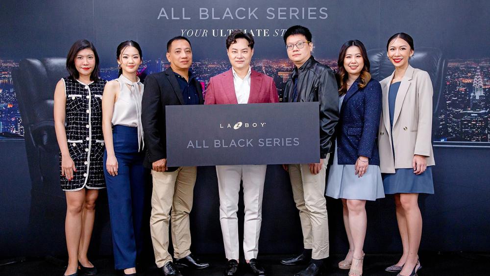 เก้าอี้สุขภาพ รัฐรุจน์ มนัสวัชรพงศ์ จัดงานเปิดตัว “La-Z-Boy All Black Series” เก้าอี้ปรับเอนนอน เพื่อสุขภาพซีรีส์ใหม่ล่าสุด โดยมี อาโนลด์ อะเดรียโน่, พงศ์พจน์ พัชรภักดีกำธร และ ณิชกาญจน์ ชาญสมุทรโยธิน มาร่วมงานด้วย ที่เล-ซี-บอย เอเชีย สำนักงานใหญ่ วันก่อน.