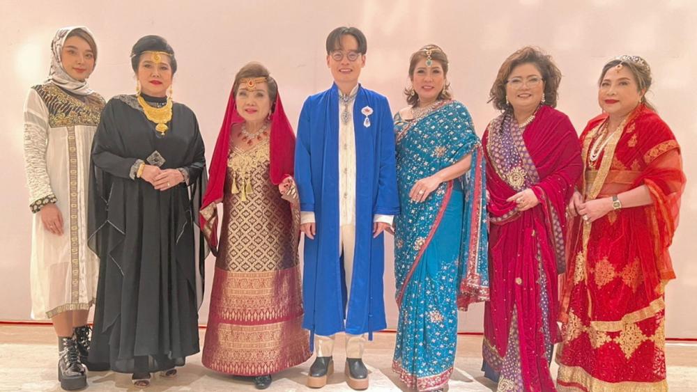 ชุดสวยจัง ดร.ธนพร ฟักเขียว จัดกิจกรรมสังสรรค์ ในธีมอาหรับให้ผู้สำเร็จการอบรมหลักสูตร IMFAM By HOWE รุ่นที่ 2 โดยมี ดร.สุมาลี ศรีสุภรณ์วาณิชย์, ดร.ลาลีวรรณ กาญจนจารี, ดร.วราภัสร์ ไพพรรณรัตน์ และ สุริยน ศรีอรทัยกุล มาร่วมงานด้วย ที่พาร์ค ไฮแอท วันก่อน.