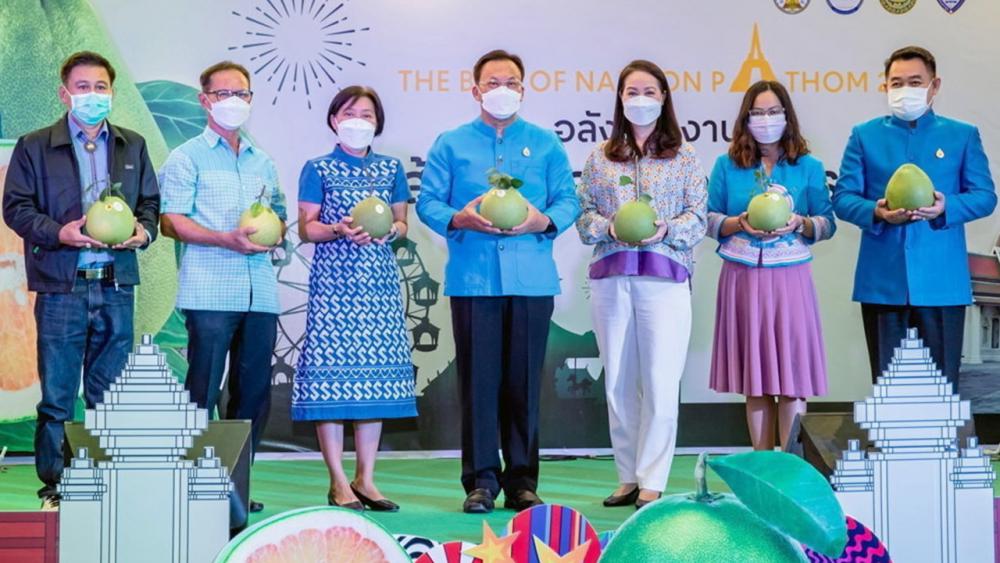 หวานอร่อย สมเกียรติ พูลสุขเสริม เปิดงาน “The Best Of Nakornpathom” อลังการผลไม้ส้มโอ พร้อมส่งเสริมสินค้าให้เกษตรกร โดยมี ปิยพัชร์ วงศ์โดยหวัง, ศิริชัย เลี้ยงอำนวย, พัฒนพงษ์ สร้อยอินทรากุล และ มยุรี กาญจนมัจฉา มาร่วมงานด้วย ที่เซ็นทรัล ศาลายา วันก่อน.