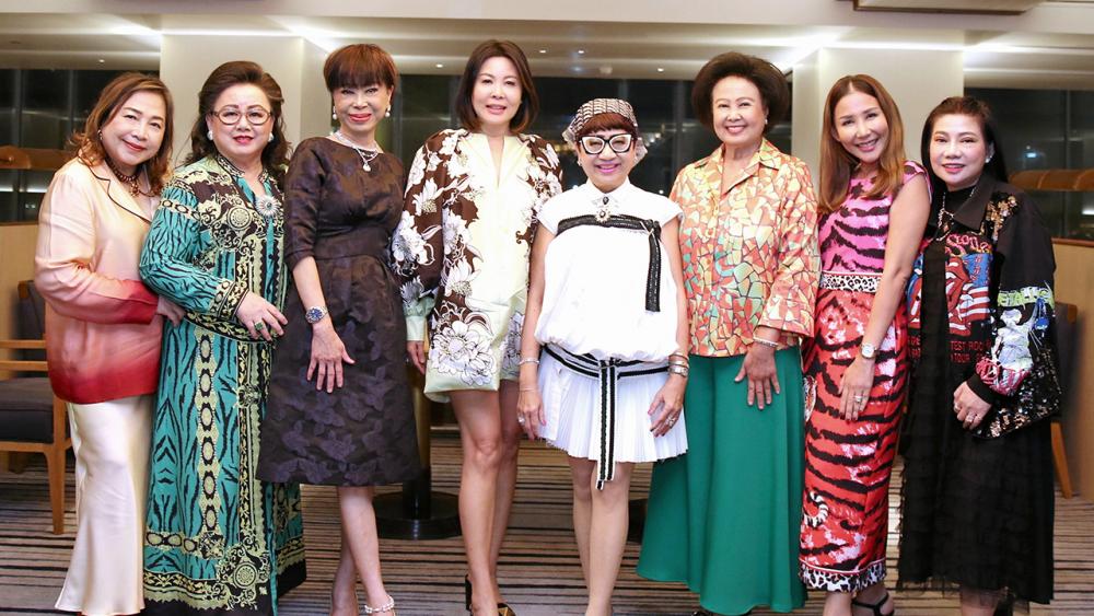 แฮปปี้เบิร์ธเดย์ นันทวัน แสงธรรมกิจกุล จัดเลี้ยงฉลองครบรอบวันเกิดให้ ดาว เสถียรถิระกุล โดยมี พวงพร โกลาวัลย์, อาภัสรา เตชะรัตนไชย, พวงเพชร เค้าทอง และ สุภาวดี ศิริรัตนพล มาร่วมอวยพรกันอย่างคึกคักท่ามกลางความชื่นมื่น ที่โรงแรมแมนดาริน โอเรียนเต็ล วันก่อน.