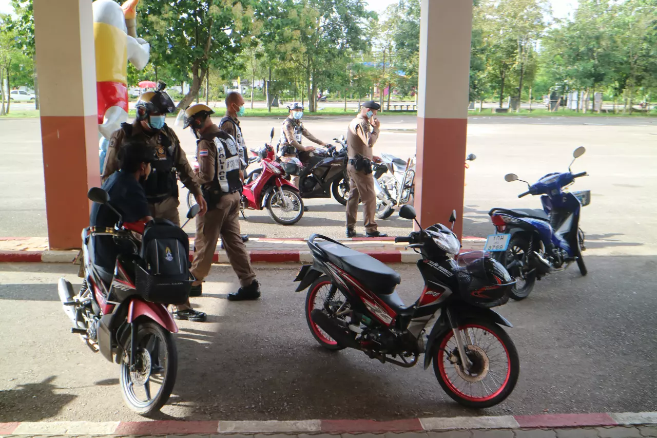 เด็ก 14 โหด จอดรถยิงโจ๋วัย 16 หน้า ร.ร.ดังตรัง กระสุนเข้าคอเจ็บสาหัส
