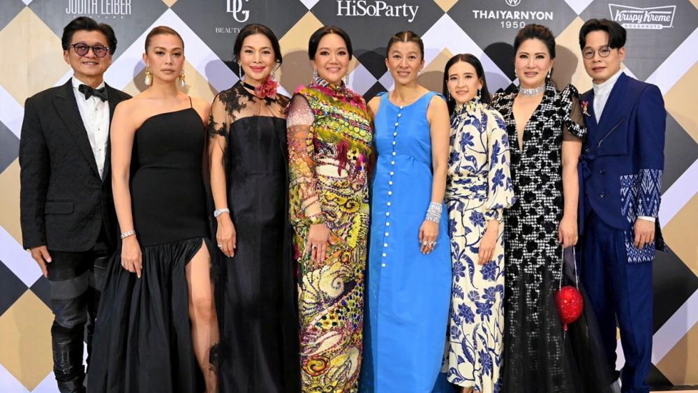 ชื่นมื่น - อินทิรา ธนวิสุทธิ์ และ พัฒพงษ์–ปรียามล ธนวิสุทธิ์ จัดงานฉลองครบรอบ 19 ปี ไฮโซปาร์ตี้ พร้อมประมูลกระเป๋าจูดิธ ลีเบอร์ นำรายได้สมทบทุน UNHCR โดยมี สุริยน–เมก้า ศรีอรทัยกุล, สุพรทิพย์ ช่วงรังษี และ ปภัชญา สิริวัฒนภักดี มาร่วมงานด้วย ที่ รร.โซ แบงคอก วันก่อน.