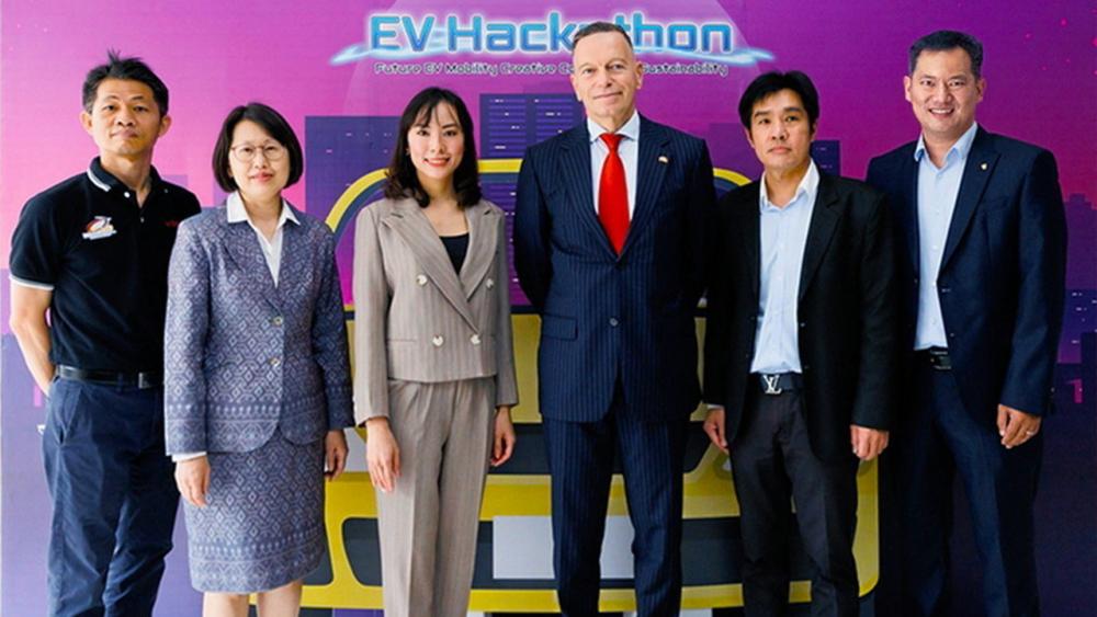 หาความคิด - ดร.สุชาติ เซี่ยงฉิน และ ฮันส์ อูลริคซ ซิดเบ็ก เปิดโครงการประกวดความคิดสร้างสรรค์สำหรับการคมนาคมยานยนต์ไฟฟ้าในอนาคตเพื่อการพัฒนาที่ยั่งยืน โดยมี ศ.ดร.นิสัย เฟื่องเวโรจน์สกุล, ธนบดี กุลทล และ ปวราภา ดุพัสกูล มาร่วมงานด้วย ที่ มจพ. วันก่อน.