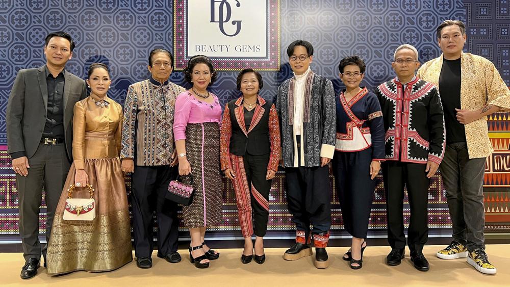 ตามมาชม - สุริยน ศรีอรทัยกุล และ ม.ล.ปุญยนุช ดุลยจินดา ให้การต้อนรับ พัชรี อาระยะกุล, อนุกูล ปีดแก้ว และ สราญภัทร อนุมัติราชกิจ ในโอกาสเข้าเยี่ยมชมงาน Beauty Gems The Art of Jewelry and Textile โดยมี สุรัศมิ์ ดุลยจินดา มาร่วมงานด้วย ที่เซ็นทรัล ชิดลม วันก่อน.