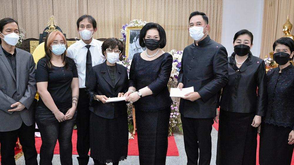 สู่สุคติ - คุณหญิงปัทมา ลีสวัสดิ์ตระกูล เป็นประธานในพิธีสวดพระอภิธรรมศพ สมบัติ เมทะนี พร้อมมอบเงินช่วยเหลือในนามกรมส่งเสริมวัฒนธรรมและกองทุนส่งเสริมงานวัฒนธรรม โดยมี อิทธิพล คุณปลื้ม และ ยุพา ทวีวัฒนะกิจบวร มาร่วมในพิธีด้วย ที่วัดพระศรีมหาธาตุ วันก่อน.