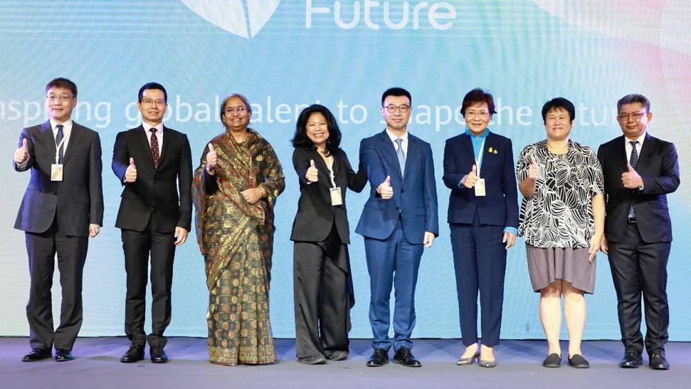 ให้ซึมซับ - ไซมอน หลิน และ อาเบล เติ้ง จากบริษัทหัวเว่ย เทคโนโลยี่ เปิดโครงการ Seeds for the Future 2022 เพื่อสร้างความตระหนักซึมซับเทคโนโลยีและประสบการณ์การเรียนรู้ โดยมี คุณหญิงกัลยา โสภณพนิช และ ดิปู โมนิ มาร่วมงานด้วย ที่โรงแรมพาร์ค ไฮแอท วันก่อน.