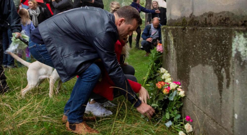 ฝูงชนนับหมื่นต่อคิวข้ามคืน รอสักการะพระบรมศพควีนที่เอดินบะระ