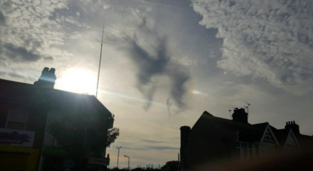 หนุ่มอังกฤษตะลึง เห็นก้อนเมฆรูป "ควีนทรงม้า" สุดแสนคิดถึง