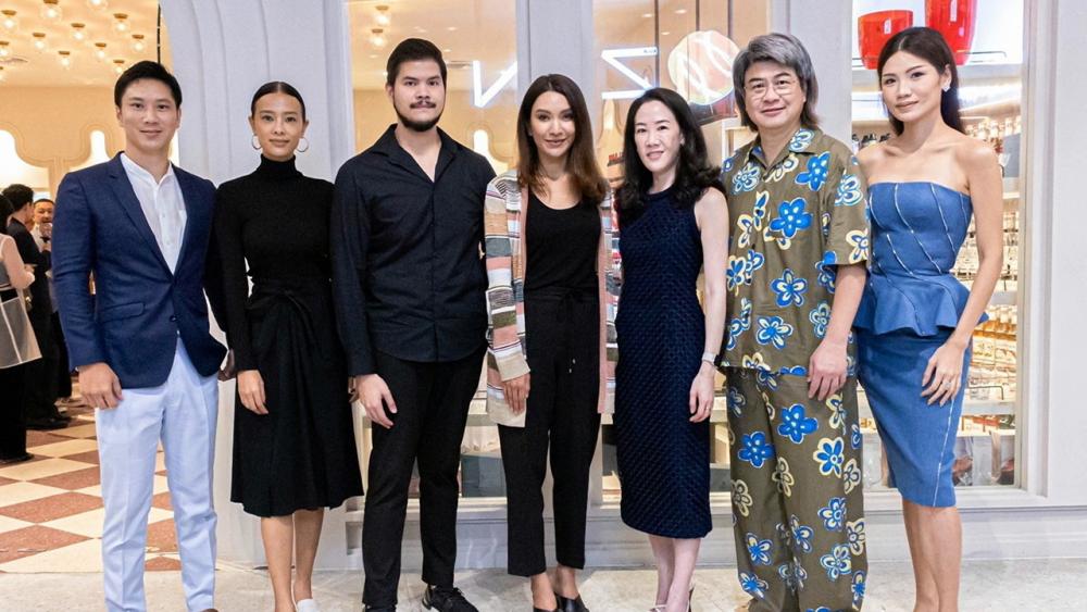 ของน่าใช้มาก - ฟา เบเนเดทตี้ และ ศันสนา จิราธิวัฒน์ จัดงานเปิดร้าน “Italasia” ผู้นำเข้าสินค้าเครื่องดื่มชั้นนำทั่วโลกและเครื่องแก้วคริสตัลชื่อดังจากประเทศเยอรมนี โดยมี กานต์ พิชชา เกียรติขจรฤทธิ์ และ กุลวัชร ภูริชยวโรดม มาร่วมงานด้วย ที่เซ็นทรัล ปิ่นเกล้า วันก่อน.