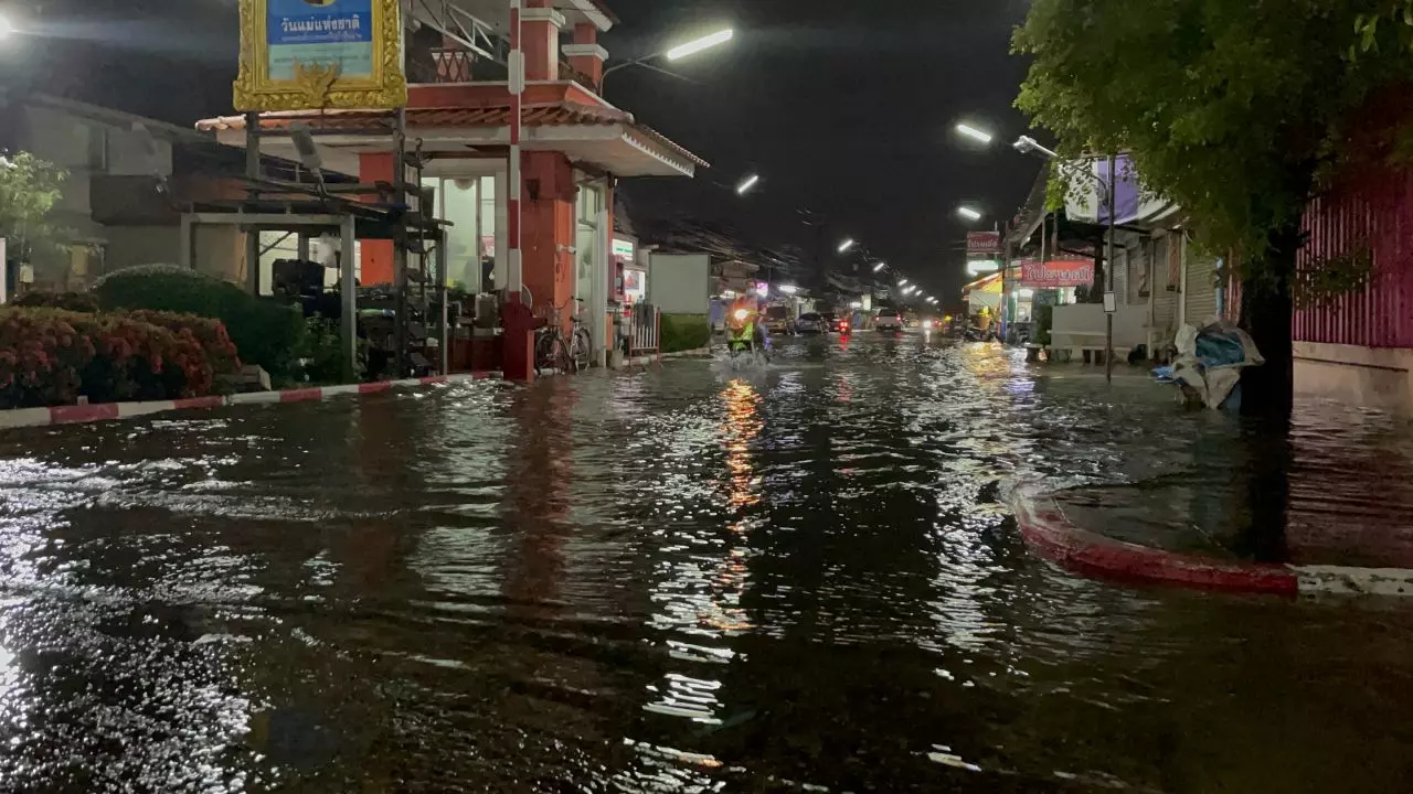 ฝนถล่มปทุมธานี น้ำท่วมย่านคลองสามหลายหมู่บ้าน ทำชาวบ้านเดินทางยากลำบาก