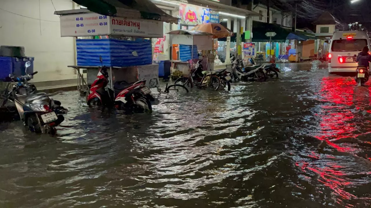ฝนถล่มปทุมธานี น้ำท่วมย่านคลองสามหลายหมู่บ้าน ทำชาวบ้านเดินทางยากลำบาก