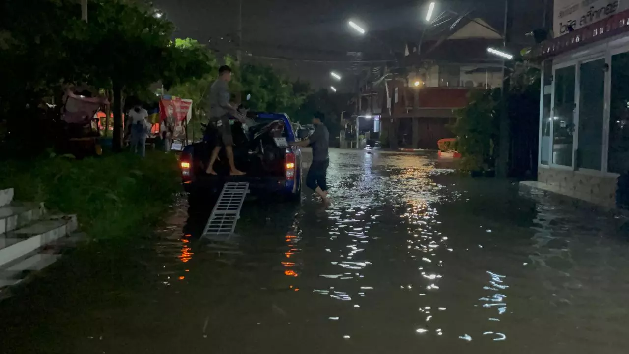 ฝนถล่มปทุมธานี น้ำท่วมย่านคลองสามหลายหมู่บ้าน ทำชาวบ้านเดินทางยากลำบาก
