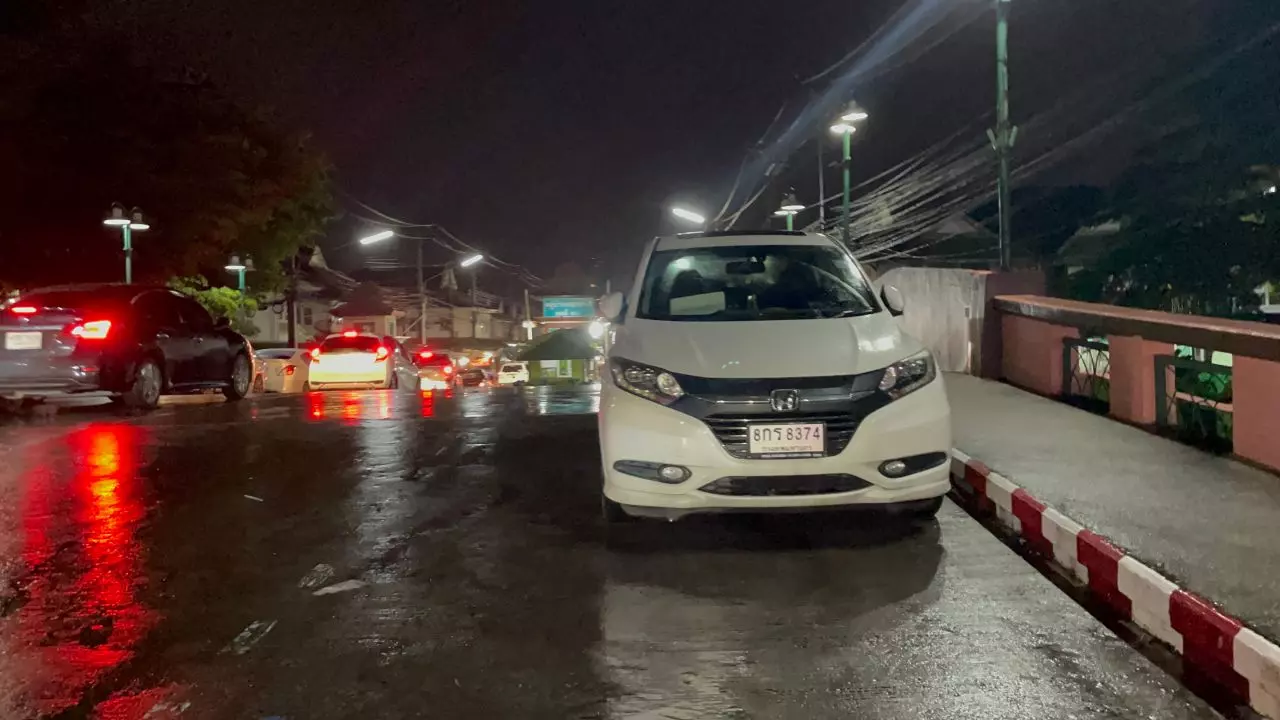 ฝนถล่มปทุมธานี น้ำท่วมย่านคลองสามหลายหมู่บ้าน ทำชาวบ้านเดินทางยากลำบาก