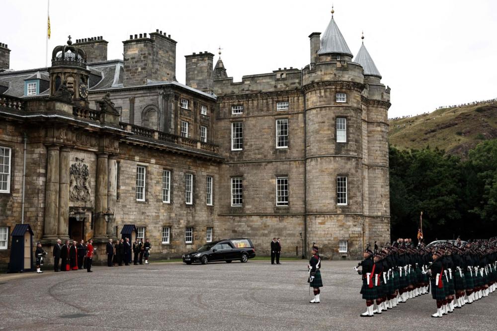 พระบรมศพควีนเอลิซาเบธที่ 2 ประทับวังหนึ่งคืน ก่อนอัญเชิญไปวิหารในเอดินบะระ