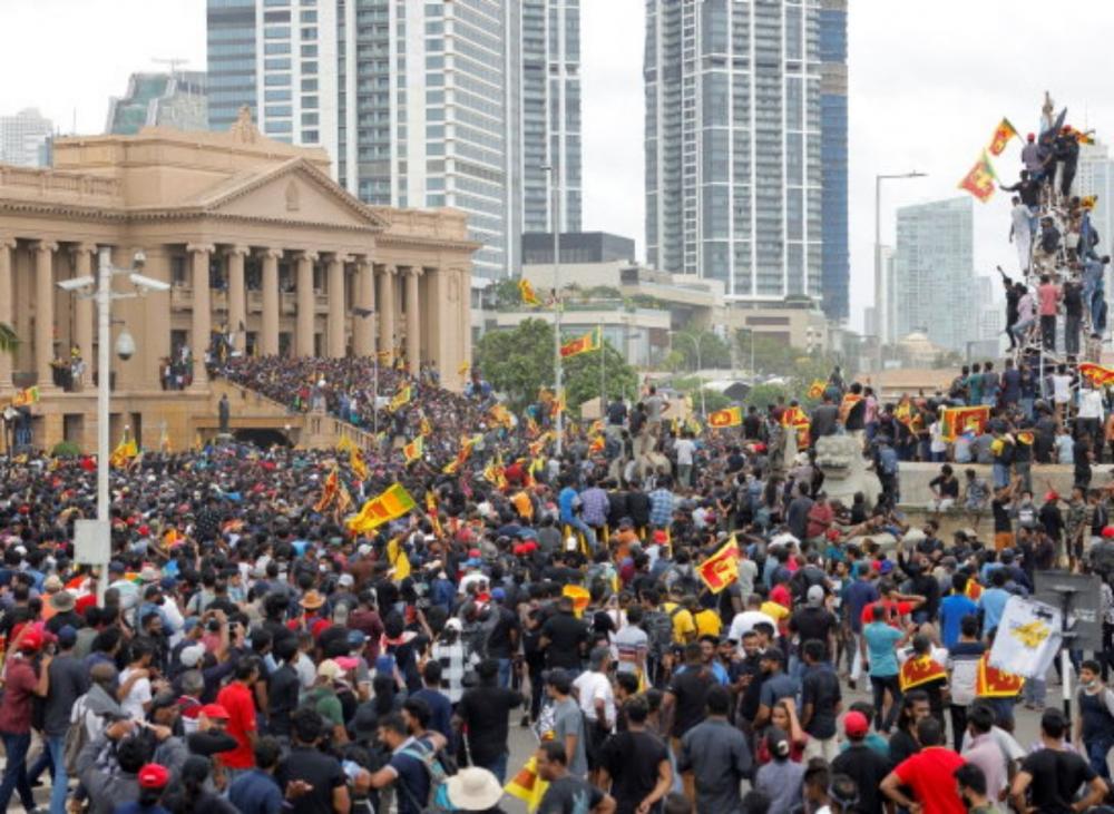 ม็อบบุกเข้าไปในทำเนียบประธานาธิบดีศรีลังกา ในกรุงโคลัมโบ เมื่อ 9 ก.ค.65 ขับไล่นายโกตาบายา ราชปักษา ให้พ้นจากตำแหน่งประธานาธิบดี