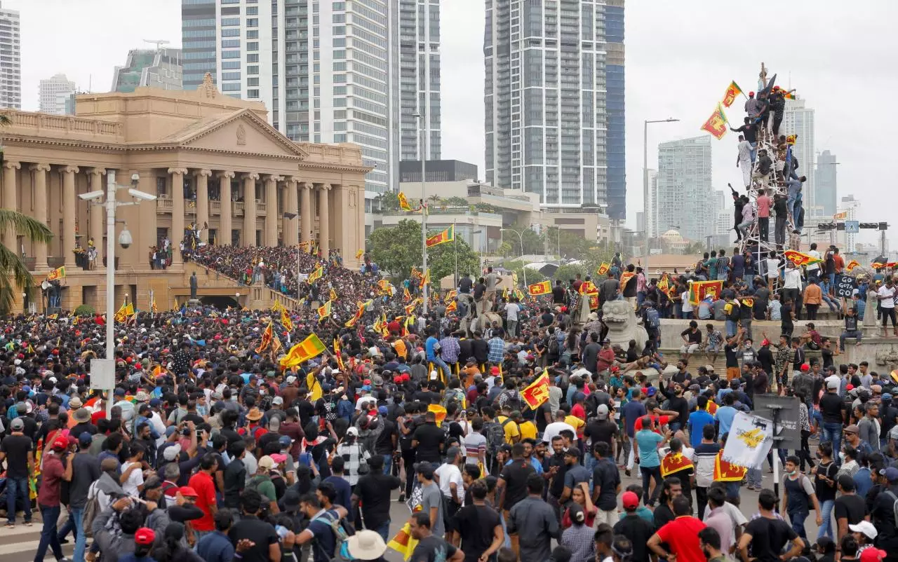 "ราชปักษา" อดีตผู้นำศรีลังกา บินมาไทย เตือนรัฐบาล อย่าออกหน้าต้อนรับ