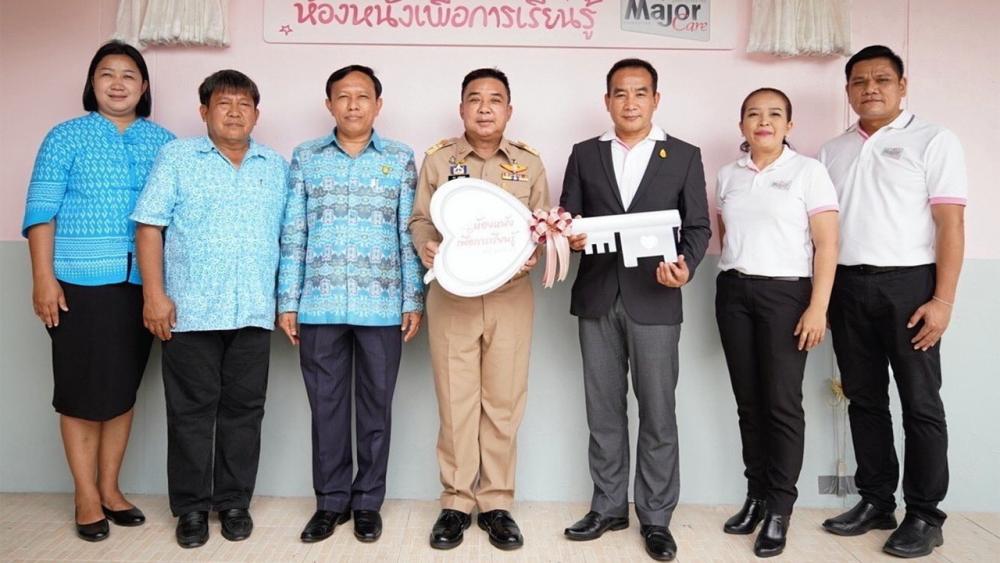 ห้องเรียนรู้ สกล แก้วปวงคำ นอภ.เมืองอ่างทอง เป็นประธานรับมอบ “ห้องหนังเพื่อการเรียนรู้” พร้อมชุดอุปกรณ์กีฬาให้โรงเรียนบ้านน้ำผึ้ง จาก เด่น ดับโศก ในนามมูลนิธิเมเจอร์ แคร์ โดยมี มงคล รุ่งสว่าง และ มานิตา สังข์ชุม มาร่วมในพิธีด้วย ที่โรงเรียนบ้านน้ำผึ้ง จ.อ่างทอง วันก่อน.