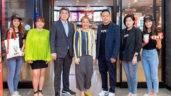 มีน้ำใจ - ภัทรพร เพ็ญประพัฒน์ และ ปิยะพงศ์ จิตต์จำนงค์ เปิดแคมเปญ “สุขส่งต่อ” ชวนร่วมส่งต่อในช่วงวันแม่ให้ผู้หญิงในทัณฑสถานหญิง เพียงซื้อ KFC ผ่านช่องทางการขายหน้าร้านทุกยอดการสั่งซื้อจะสมทบเป็นไก่ทอด 1 มื้อ จำนวน 20,000 มื้อ ที่ร้าน KFC เซ็นทรัลเวิลด์ วันก่อน.